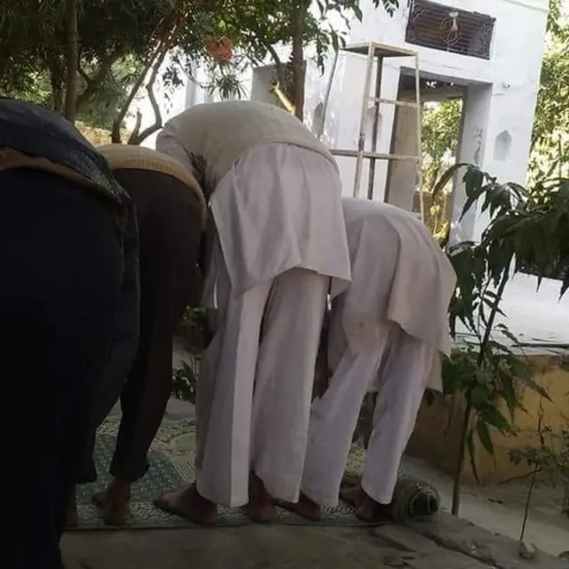 नमाज़ पढ़ते मुसलमान