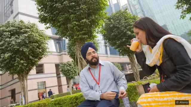 టీ తాగుతున్న మహిళ