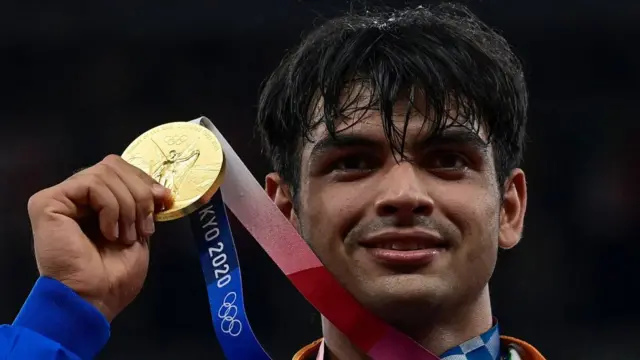 नीरज चोप्रानं भालाफेकीत पटकावलं सुवर्णपदक