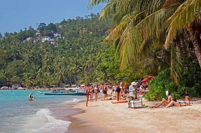 คนอาบแดดบนหาดบนเกาะเต่า