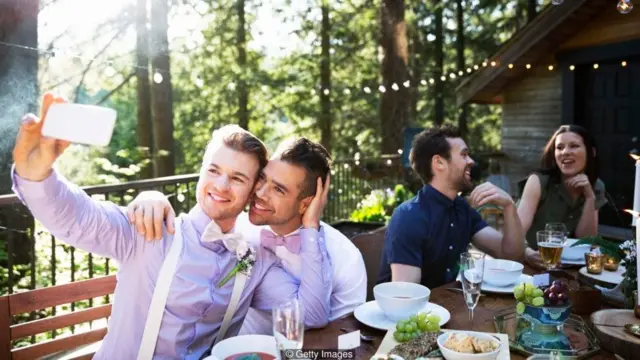 인스타그램에 결혼식 인증샷은 필수가 되었다.