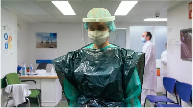 కరోనావైరస్: రక్షణకు డస్ట్ బిన్ కవర్లు వేసుకుంటున్న బ్రిటన్ వైద్య సిబ్బంది