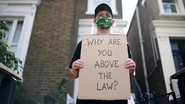 Пикет у дома Каммингса