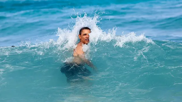 Barack Obama nadando en Hawái el 1ro de enero de 2012, durante sus vacaciones de Año Nuevo.