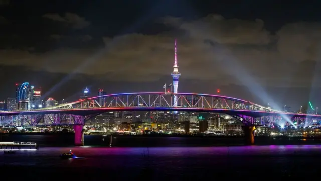 نیوزی لینڈ کے شہر آکلینڈ میں سکائی ٹاور اور ہاربر پُل پر لائٹ شو