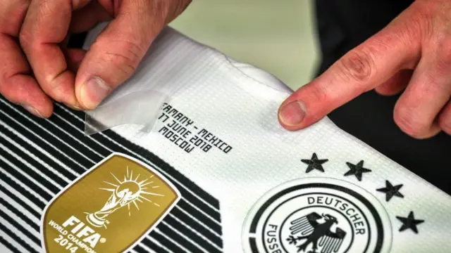 Un maillot de l'Allemagne en cours de personnalisation dans une usine Adidas.
