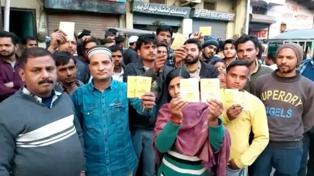 मुस्लिम फ़ंड के ऑफ़िस के बाहर इकट्टा हुए खातेदार