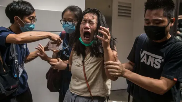 በሆንክ ኮንግ ሰልፈኛይትዋ በአስለቃሽ ጋዝ ተመትታ