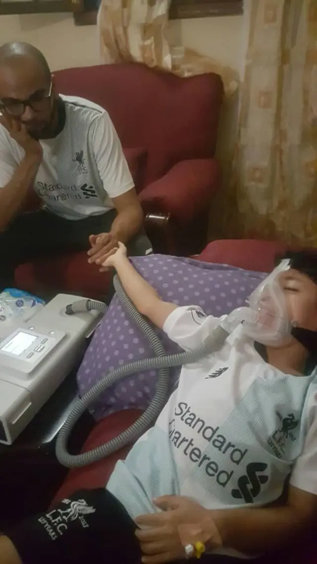 Ali akiwa na baba yake