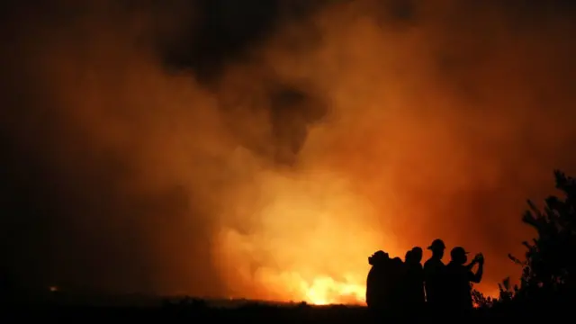 Зрители на пожаре.