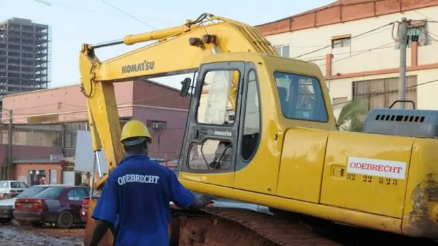 Trabajadores y maquinaria con el logo de Odebrecht