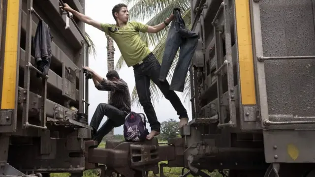 माल गाड़ी के डिब्बों के बीच सफ़र