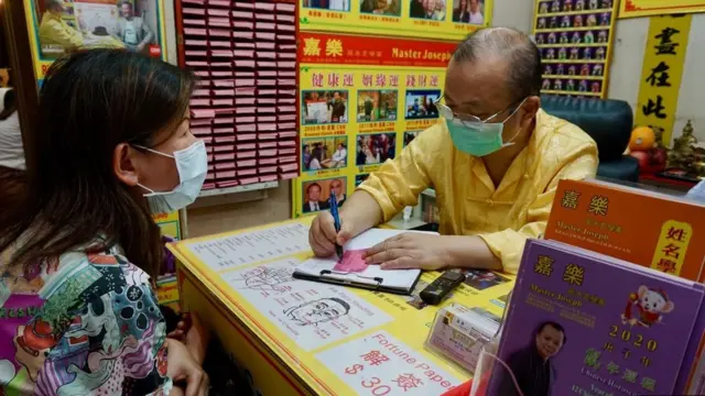 يفسر العرافون في معبد وونغ تاي سين ما تقوله "عصي الحظ"، ويعطون تنبؤات للمستقبل