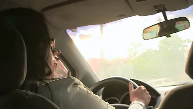 Dra. Zulma manejando a ver a su paciente.