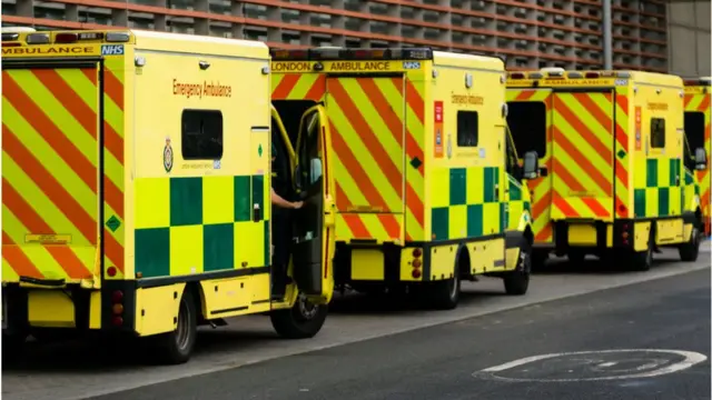 লন্ডনের একট হাসপাতালের সামনে রোগী নিয়ে আসা অ্যাম্বুলেন্সের দীর্ঘ সারি। ব্রিটেনে সংক্রমণ আবার মারাত্মক পর্যায়ে পৌঁছেছে