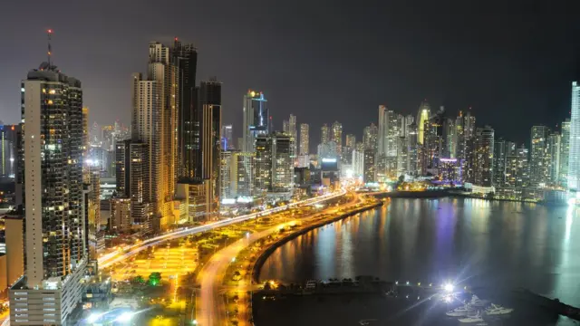 Vista nocturna de Ciudad de Panamá