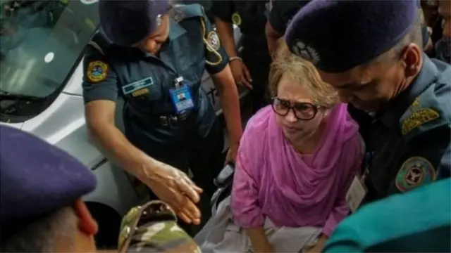 ২০১৮ সালের ৬ই অক্টোবর কারাগার থেকে হাসপাতালে নিয়ে যাওয়ার সময় খালেদা জিয়া।