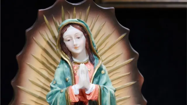 Gros plan de la statue de la Vierge Marie