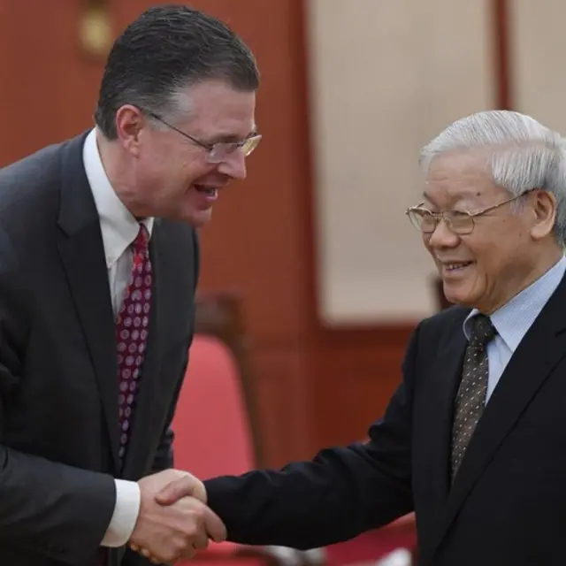 Daniel J. Kritenbrink (trái) bắt tay TBT Nguyễn Phú Trọng