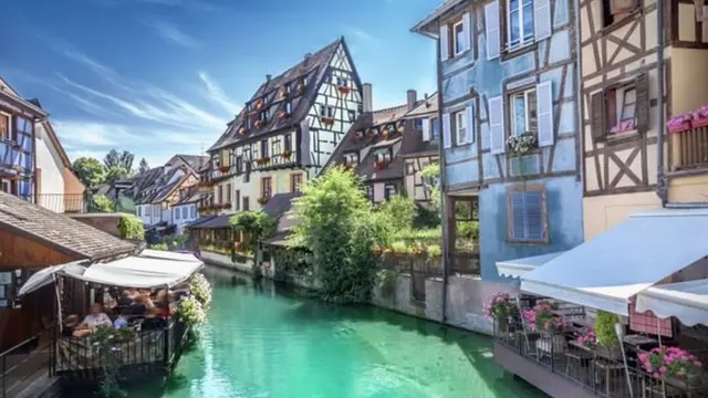 Shacabka Faransiiska inta badan kama cawdaan waxyaabaha noloshooda khuseeyo balse waxay ka cawdaan arrimo gaar ah sida in dowladdu ay ka cawdaan