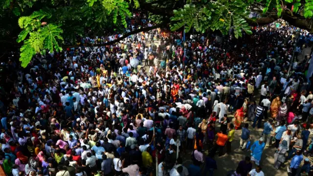 বুয়েট ক্যাম্পাসে ভর্তি পরীক্ষার দিন শিক্ষার্থী ও অভিভাবকদের ভিড়।