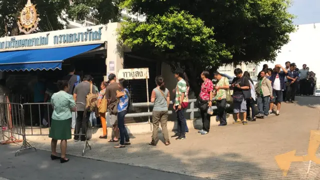 บรรยากาศการต่อแถวแลกเหรียญ ร.10 ที่กรมธนารักษ์ กระทรวงการคลัง กทม.