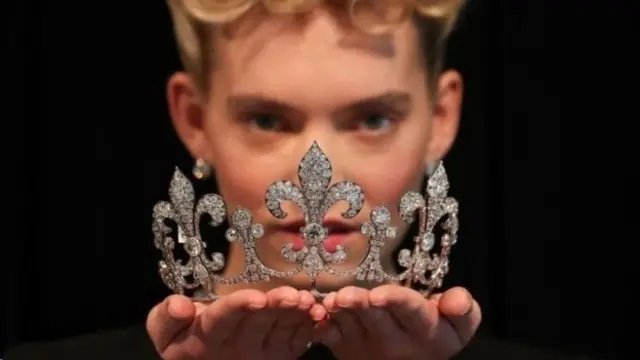 جواهرات ملکه فرانسه بخشی از مجموعه جواهراتی است که توسط خاندان بوربن-پارما به حراح گذاشته شده