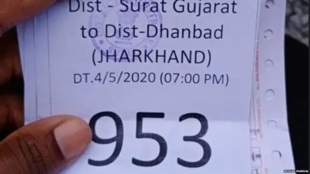 سورت میں کارکنوں کو اس طرح کے ٹوکن دیئے جارہے ہیں