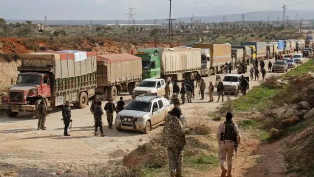 قافلة تحمل مساعدات غذائية وطبية من الأمم المتحدة على مشارف بلدة كفريا في محافظة إدلب. آذار / مارس 2017.