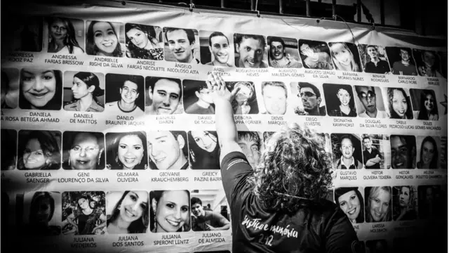 Mural de fotos das vítimas da tragédia