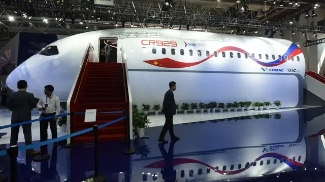 российско-китайский самолет на выставке