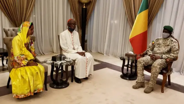 Umubikira Gloria Narváez na Col Assimi Goïta hamwe na Musenyeri mukuru wa Bamako Jean Zerbo