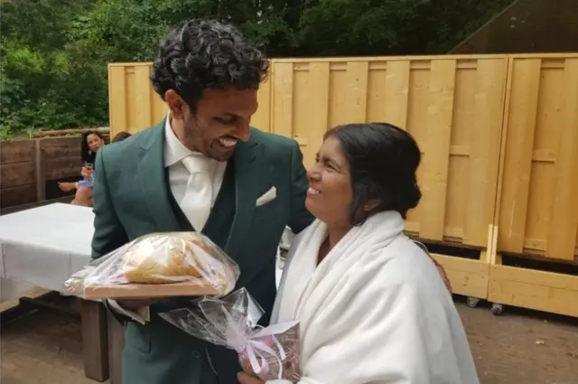 Sanul bersama ibu kandungnya dalam acara pernikahannya