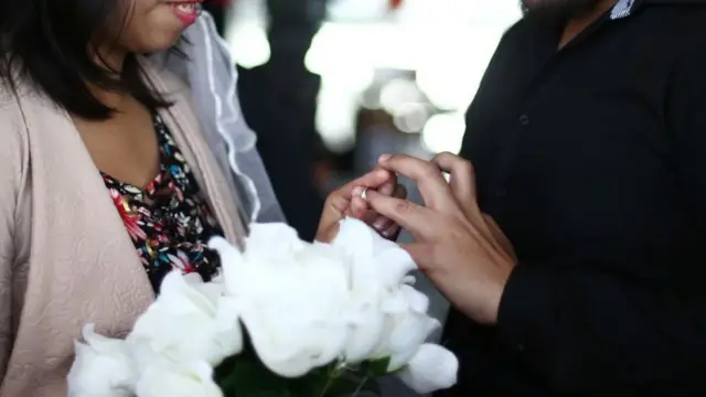 Una pareja casándose