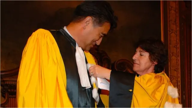 2008లో ఫ్రాన్స్‌లోని ఈపీహెచ్‌ఈ విశ్వవిద్యాలయంలో గౌరవ డిగ్రీ అందుకున్న ప్రొఫెసర్ తియిప్