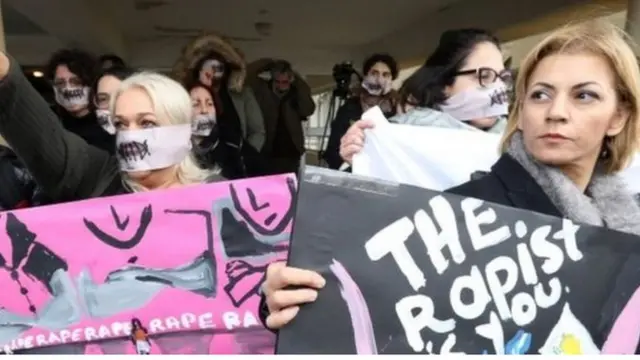 متظاهرات خارج المحكمة