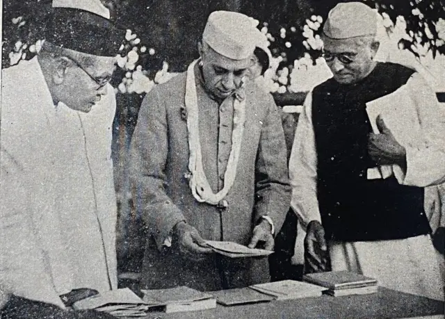 વડા પ્રધાન નહેરુને વલ્લભવિદ્યાનગરની યોજના સમજાવતા ભાઈકાકા. સાથે મોરારજીભાઈ દેસાઈ સાથે તસવીરસૌજન્યઃ કર્મયોગી ભાઈકાકા, લેખકઃ અસ્મિતા ભલાણી