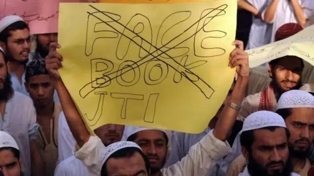 प्रदर्शन करते लोग