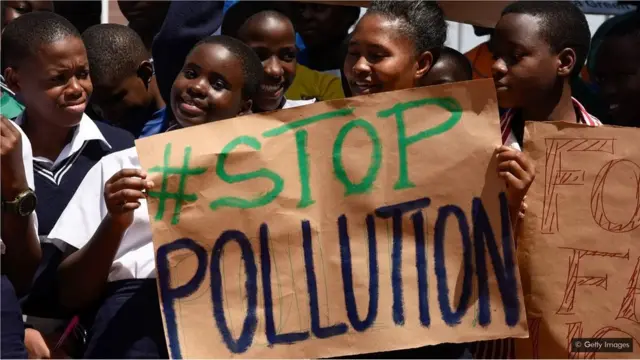 ప్లకార్డుతో బాలబాలికలు