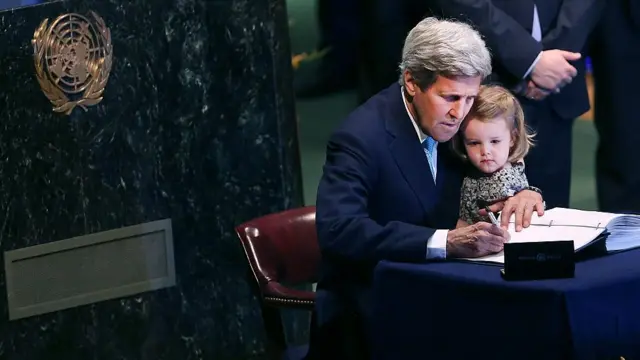 John Kerry signe l'accord de Paris, en 2016