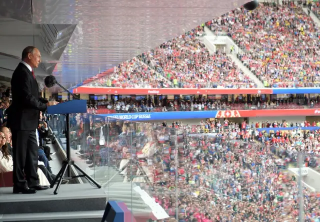 O presidente da Rússia, Vladimir Putin,bwindiscurso na abertura da Copa