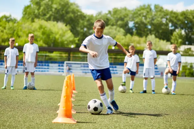 Crianças jogando futebol