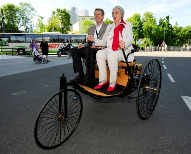 बर्था यांची नात जुट्टा बेंझ ती पेटंट केलेली ती मोटरवॅगन-3 चालवताना