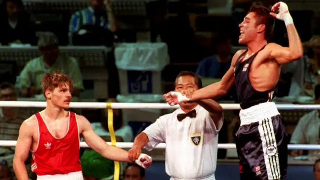 دلا هویا (سمت راست) آرزوی مادرش در هنگام مرگ را برآورده کرد