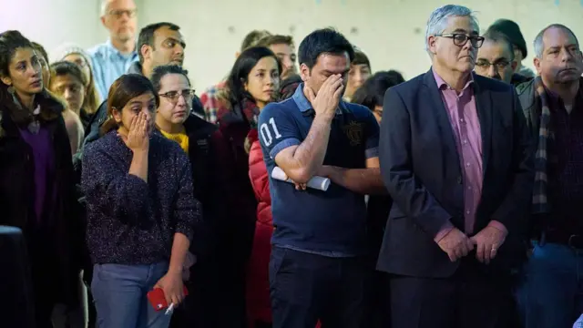 ผู้คนร่วมไว้อาลัยผู้จากไป 4 คน ซึ่งจบการศึกษาจากมหาวิทยาลัยเวสเทิร์นในรัฐออนแทรีโอ ของแคนาดา