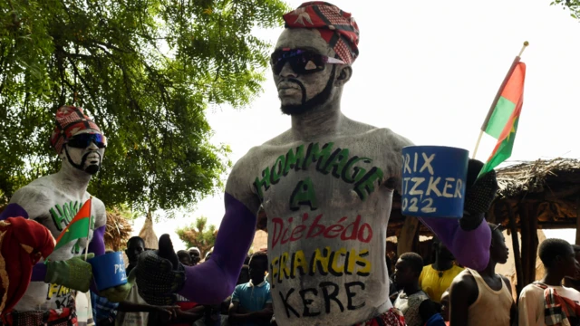 Iwabo yakiriwe nk'intwari ubwo abantu bamwe bari bishushanyijeho bamha ikaze iwabo i Gando muri Brukina Faso kuwa gatandatu ushize