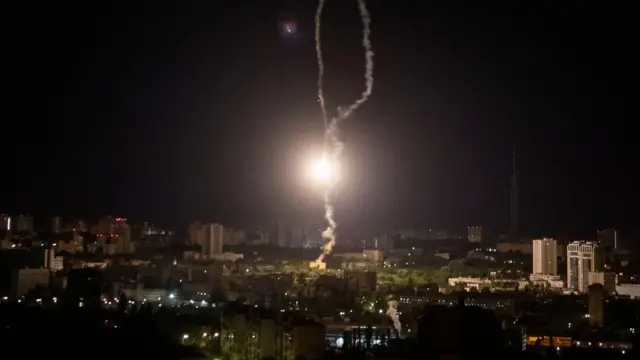 إسقاط صاروخ روسي أو طائرة من دون طيار فوق حديقة كييف