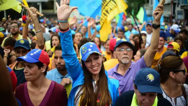 వెనెజులాలో నిరసన తెలుపుతున్న ప్రతిపక్షాలు