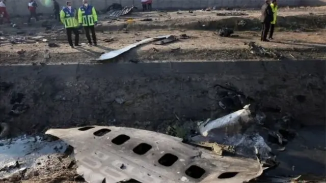 تا زمانی که گزارش اجمالی از بازخوانی جعبه سیاه منتشر نشده بود، روایت رسمی ایران شلیک یک موشک پدافندی به هواپیما بود