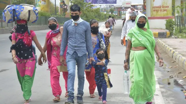 900 கி.மீ நடந்து சொந்த ஊருக்கு செல்லும் கூலித் தொழிலாளர்கள்